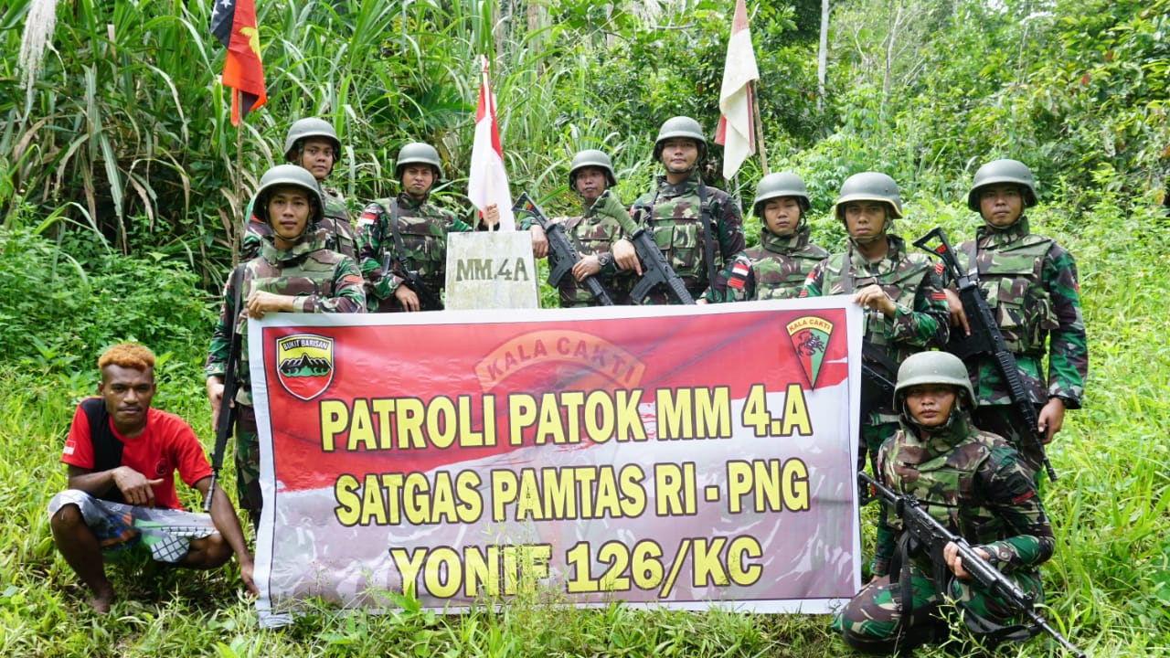 Satgas Pamtas Yonif 126/KC Bersama Masyarakat Laksanakan Patroli Patok
